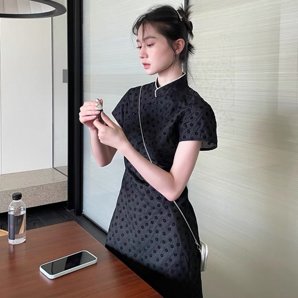 Chinese traditional dress Qipao with pearl collar